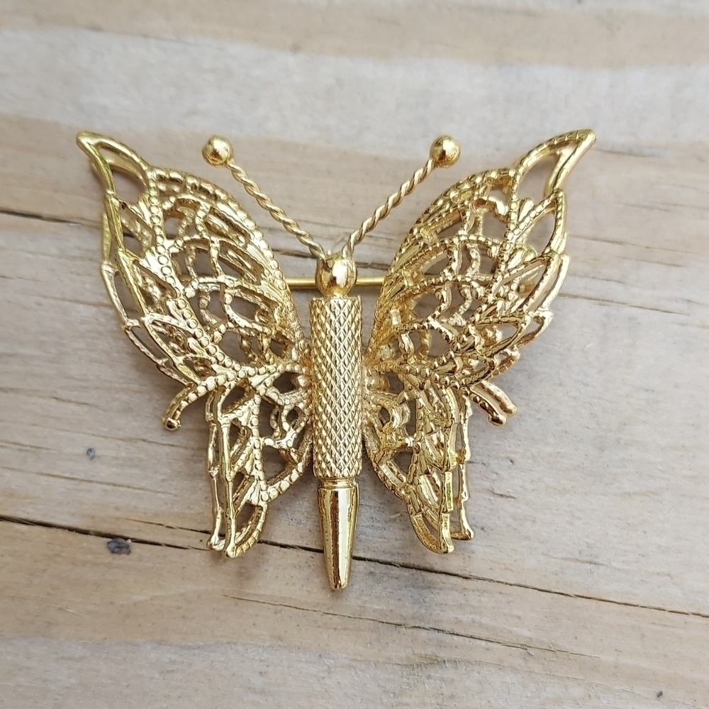 Vtg Signed MONET Goldtone Double Wings Filigree BUTTERFLY Pin Brooch Excellent. - Picture 3 of 4